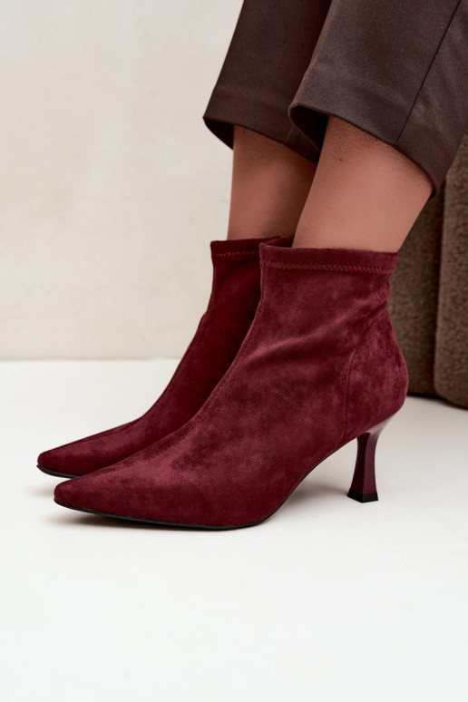 Botins femininos com salto fino e costuras na cor bordô Clancy