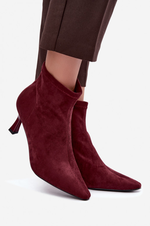 Botins femininos com salto fino e costuras na cor bordô Clancy