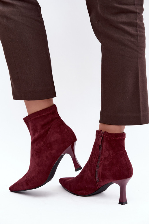 Botins femininos com salto fino e costuras na cor bordô Clancy