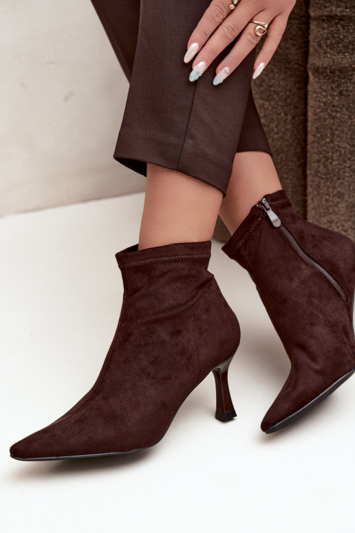 Botins femininos com salto fino e costuras na cor chocolate Clancy