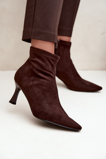 Botins femininos com salto fino e costuras na cor chocolate Clancy 2