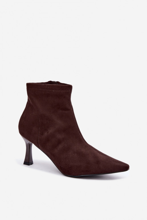 Botins femininos com salto fino e costuras na cor chocolate Clancy