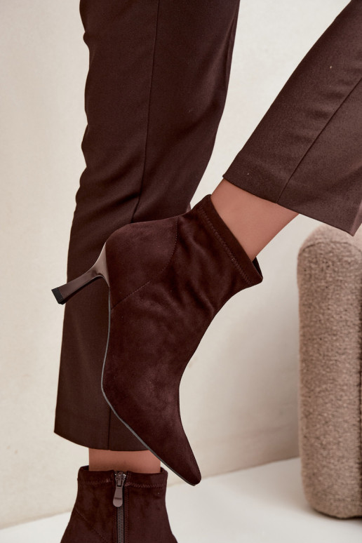 Botins femininos com salto fino e costuras na cor chocolate Clancy