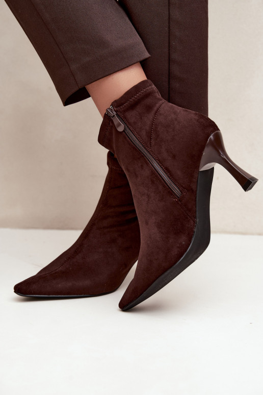 Botins femininos com salto fino e costuras na cor chocolate Clancy