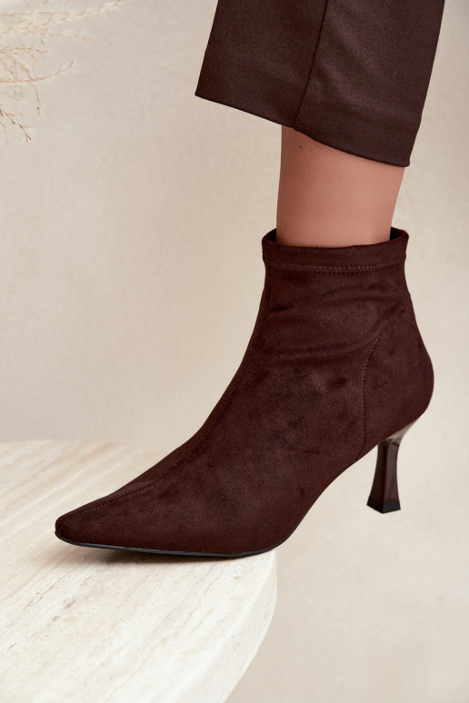 Botins femininos com salto fino e costuras na cor chocolate Clancy