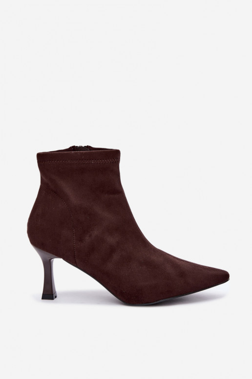 Botins femininos com salto fino e costuras na cor chocolate Clancy