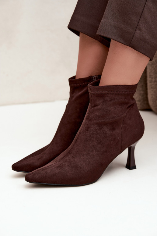 Botins femininos com salto fino e costuras na cor chocolate Clancy