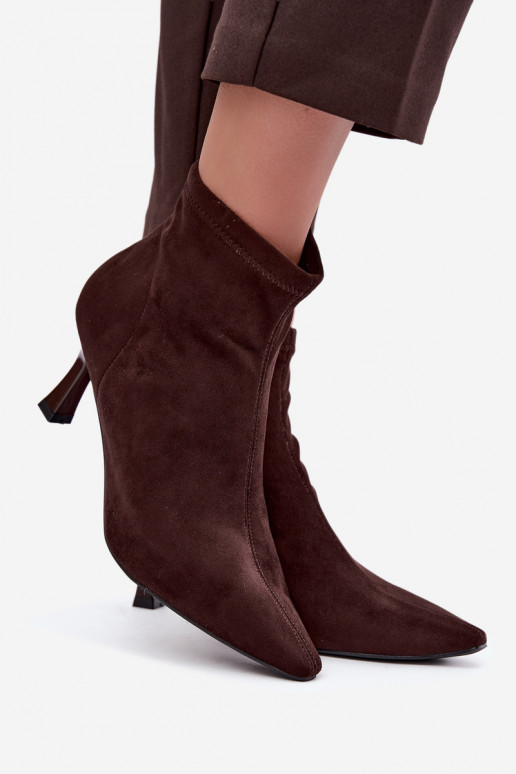 Botins femininos com salto fino e costuras na cor chocolate Clancy