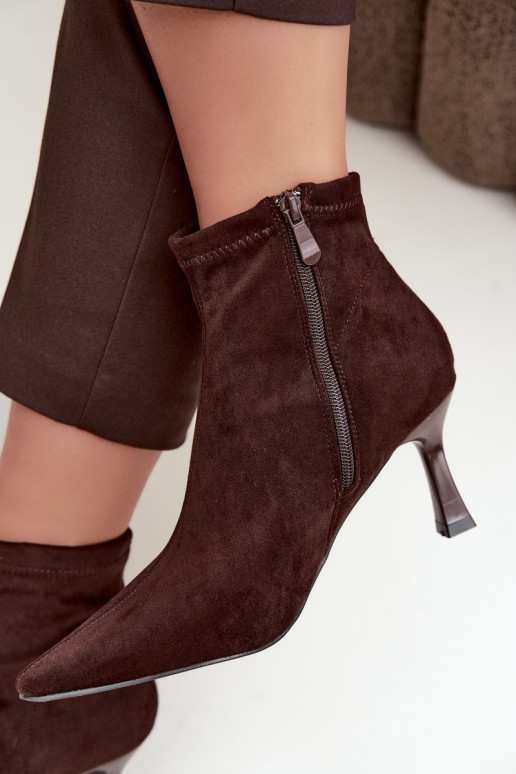 Botins femininos com salto fino e costuras na cor chocolate Clancy