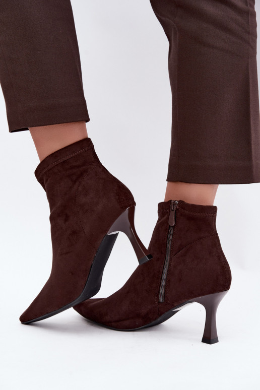 Botins femininos com salto fino e costuras na cor chocolate Clancy