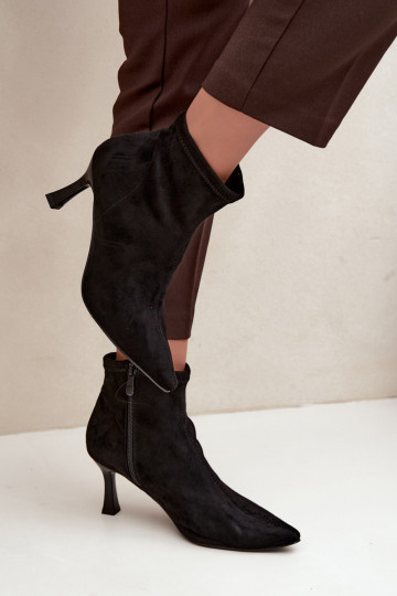 Botins femininos com salto fino e costuras na cor preta Clancy