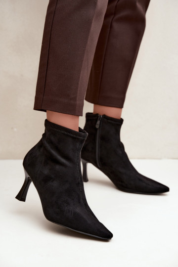 Botins femininos com salto fino e costuras na cor preta Clancy 2