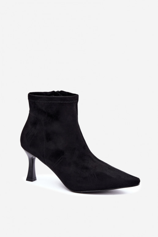 Botins femininos com salto fino e costuras na cor preta Clancy