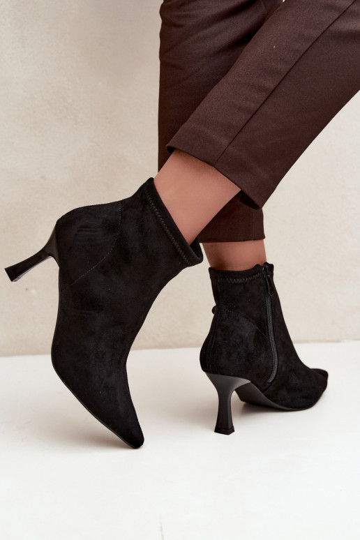 Botins femininos com salto fino e costuras na cor preta Clancy