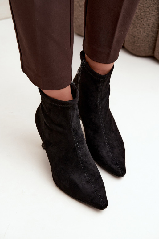 Botins femininos com salto fino e costuras na cor preta Clancy
