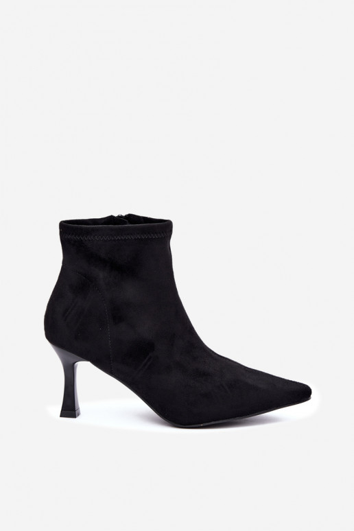 Botins femininos com salto fino e costuras na cor preta Clancy