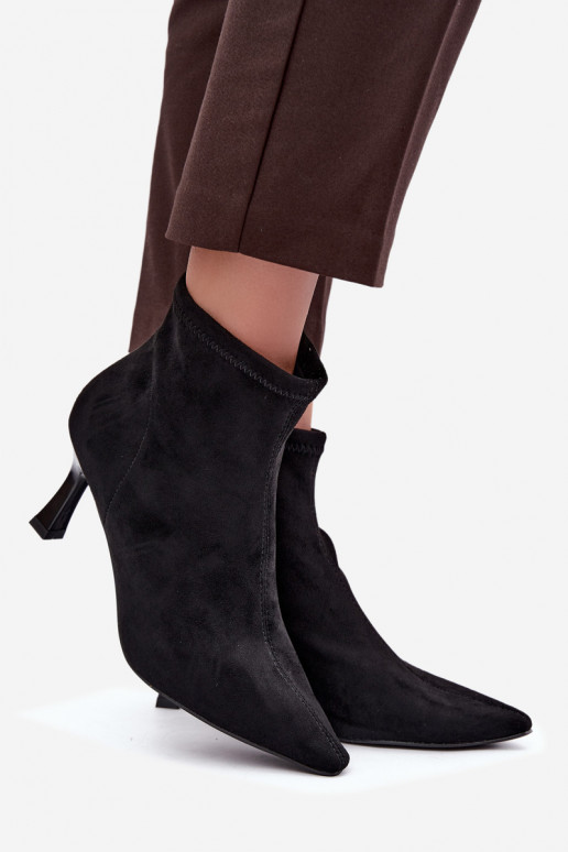 Botins femininos com salto fino e costuras na cor preta Clancy