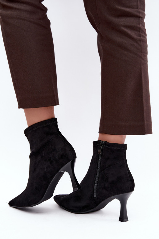 Botins femininos com salto fino e costuras na cor preta Clancy