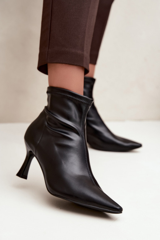 Botins femininos com salto fino e costuras em couro sintético na cor preta Clancy
