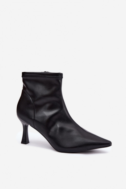 Botins femininos com salto fino e costuras em couro sintético na cor preta Clancy