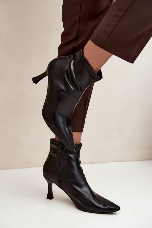 Botins femininos com salto fino e costuras em couro sintético na cor preta Clancy