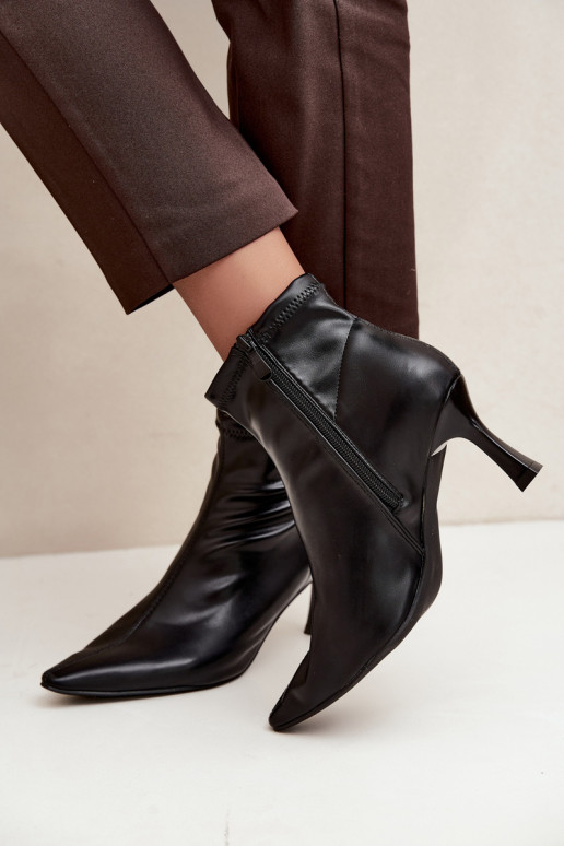 Botins femininos com salto fino e costuras em couro sintético na cor preta Clancy