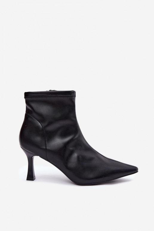 Botins femininos com salto fino e costuras em couro sintético na cor preta Clancy
