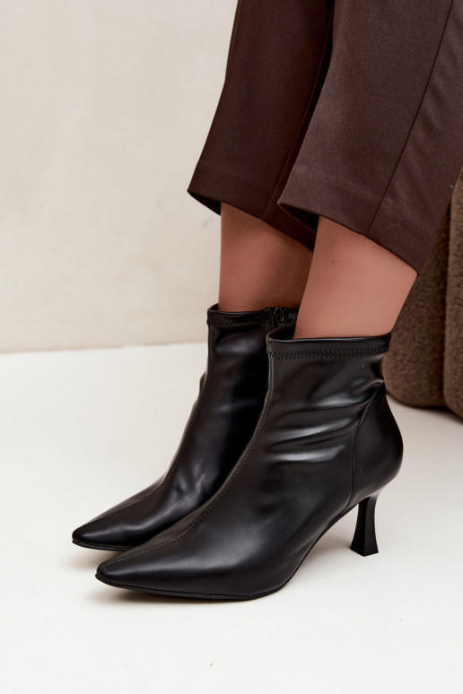 Botins femininos com salto fino e costuras em couro sintético na cor preta Clancy