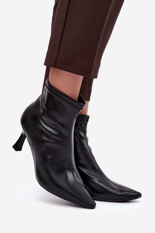 Botins femininos com salto fino e costuras em couro sintético na cor preta Clancy