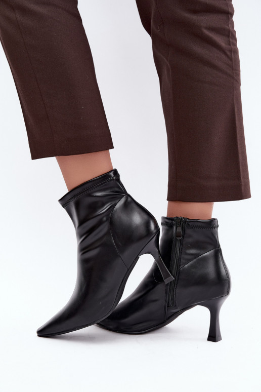 Botins femininos com salto fino e costuras em couro sintético na cor preta Clancy