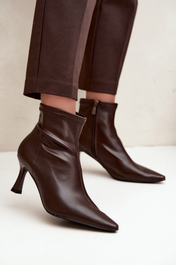 Botins femininos com salto fino e costuras em couro sintético na cor chocolate Clancy