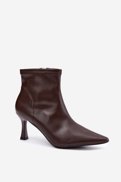 Botins femininos com salto fino e costuras em couro sintético na cor chocolate Clancy