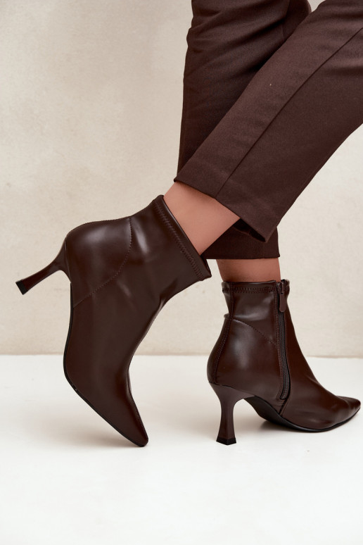 Botins femininos com salto fino e costuras em couro sintético na cor chocolate Clancy