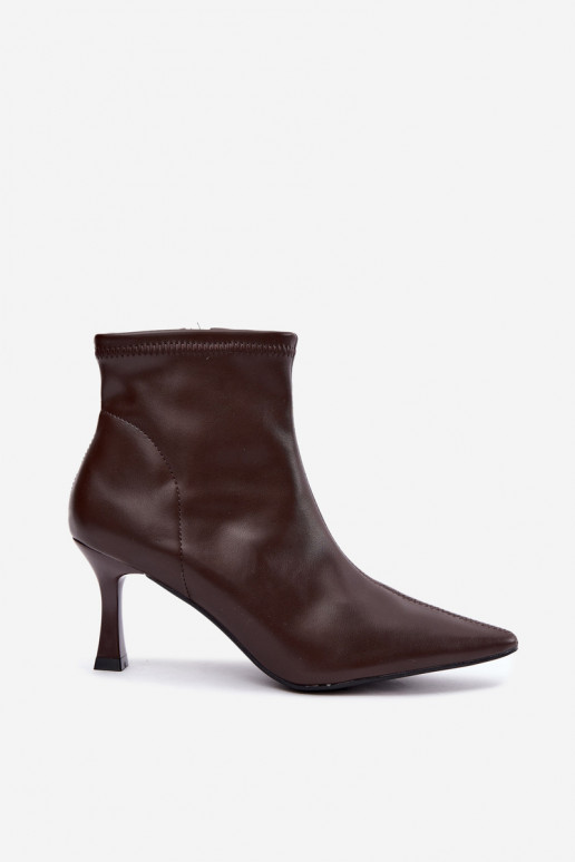 Botins femininos com salto fino e costuras em couro sintético na cor chocolate Clancy