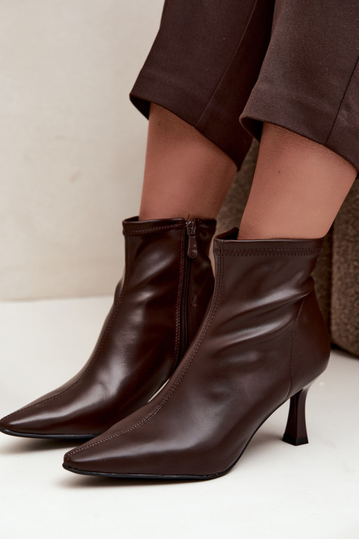 Botins femininos com salto fino e costuras em couro sintético na cor chocolate Clancy