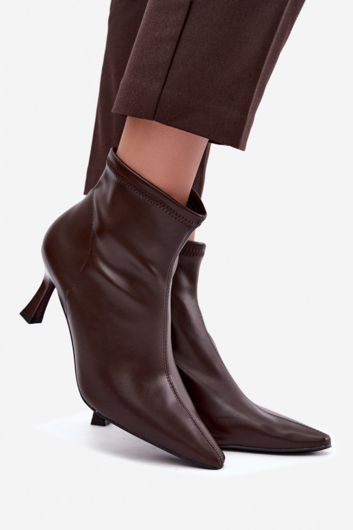 Botins femininos com salto fino e costuras em couro sintético na cor chocolate Clancy