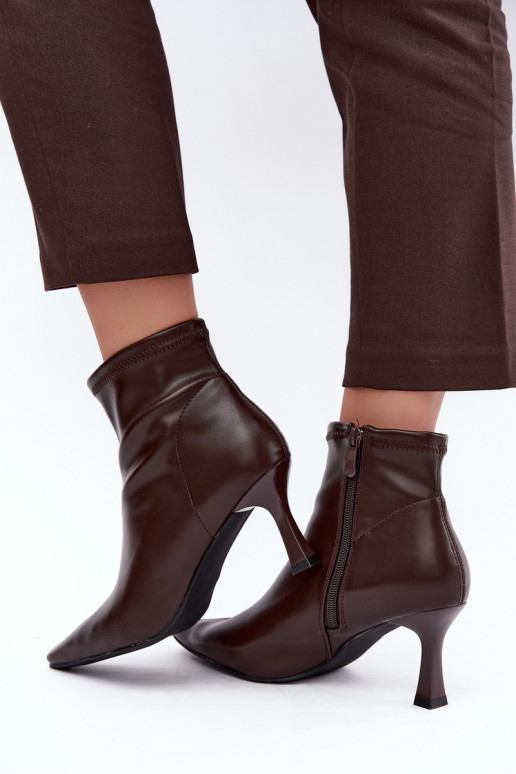 Botins femininos com salto fino e costuras em couro sintético na cor chocolate Clancy