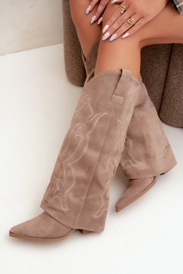 Botas longas de estilo cowboy com salto e cano costurado na cor caqui Irella