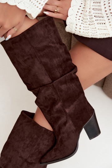 Botins de cor chocolate com saltos e babados Jensy