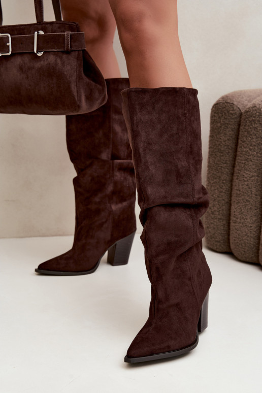Botins de cor chocolate com saltos e babados Jensy