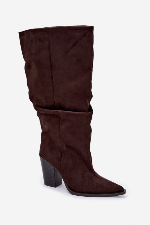 Botins de cor chocolate com saltos e babados Jensy