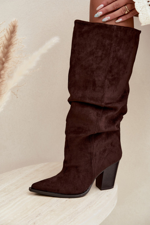 Botins de cor chocolate com saltos e babados Jensy