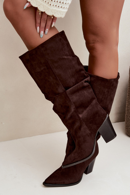 Botins de cor chocolate com saltos e babados Jensy