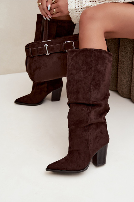 Botins de cor chocolate com saltos e babados Jensy