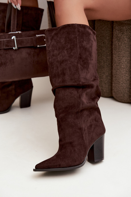 Botins de cor chocolate com saltos e babados Jensy