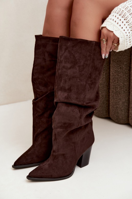 Botins de cor chocolate com saltos e babados Jensy