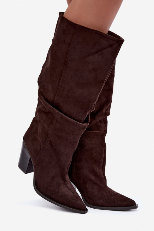 Botins de cor chocolate com saltos e babados Jensy