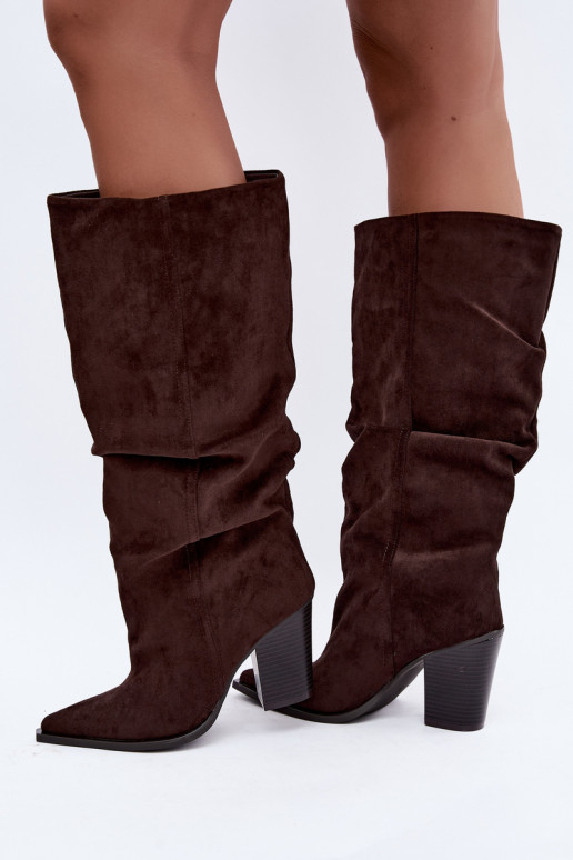 Botins de cor chocolate com saltos e babados Jensy