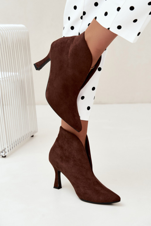 botins femininos com recortes e saltos em chocolate Jelya
