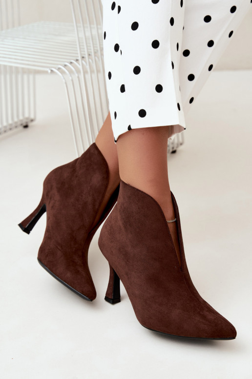 botins femininos com recortes e saltos em chocolate Jelya